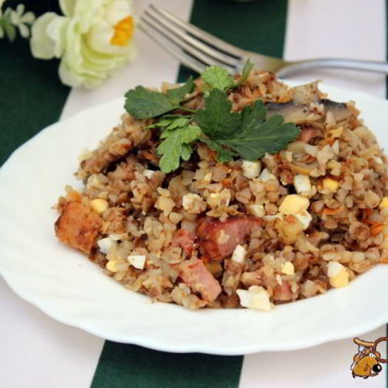 Рецепт гречки с шампиньонами, сырокопченой грудинкой и яйцом
