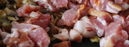 гречка с шампиньонами, сырокопченой грудинкой и яйцом. Шаг 2