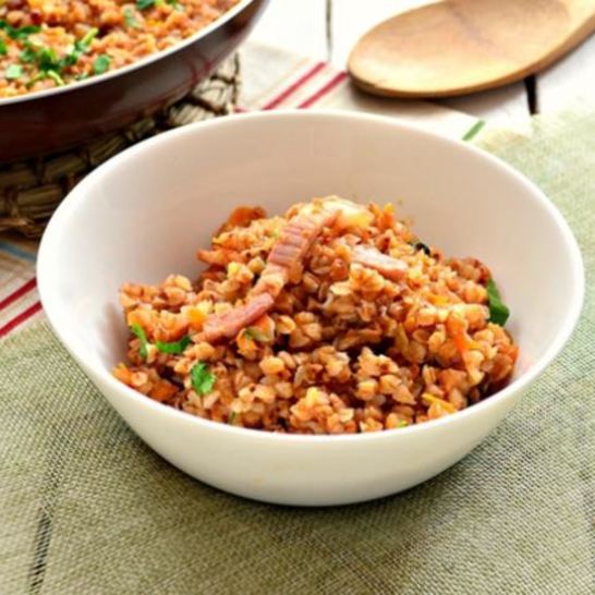 Рецепт гречневой каши с беконом на сковороде