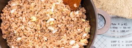 гречневая каша с белыми грибами и яйцами. Шаг 13