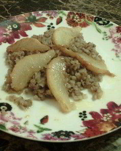 Гречневая каша с карамелизированными грушами