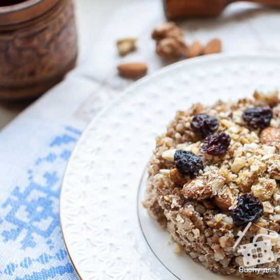 Рецепт гречневой каши с яйцом, орехами и изюмом