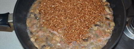 каша гречневая с тушенкой и грибами вкусняшка. Шаг 4