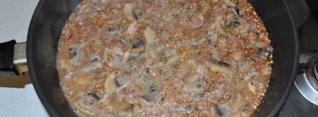 каша гречневая с тушенкой и грибами вкусняшка. Шаг 5