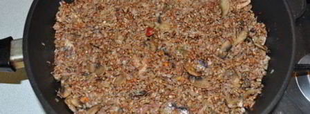 каша гречневая с тушенкой и грибами вкусняшка. Шаг 6