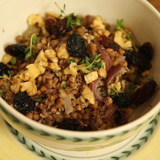 Рецепт стокгольмской гречневой каши с орехами и изюмом