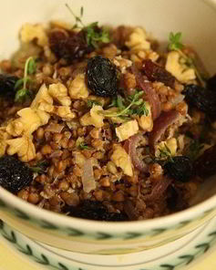 Стокгольмская гречневая каша с орехами и изюмом