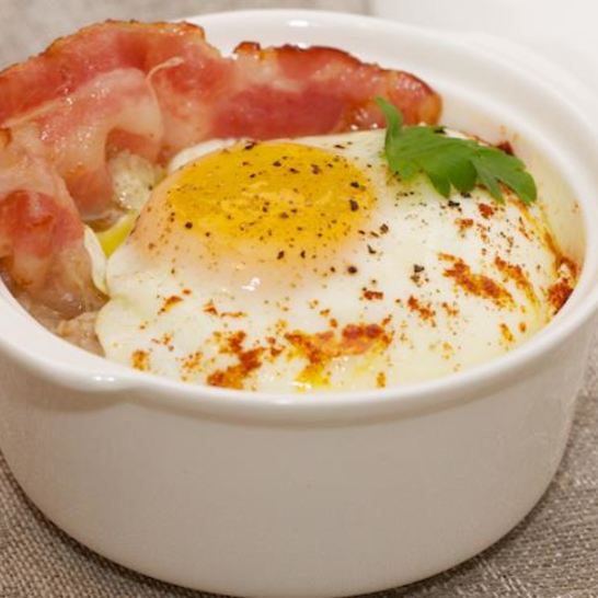Рецепт сытной злаковой каши с яйцом и беконом