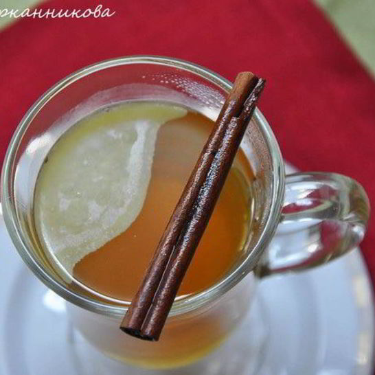 Рецепт горячего яблочного напитка со специями и сливочным маслом