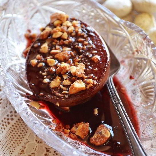 Рецепт груши в ягодно-винном сиропе с карамелизированными орешками