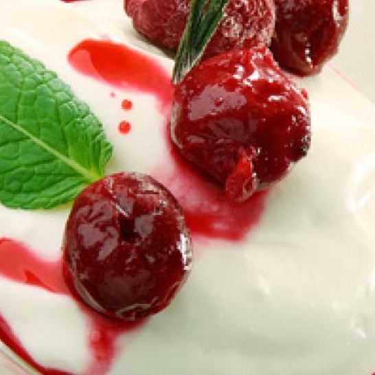 Рецепт йогуртовой панны-котты с вишневым сиропом