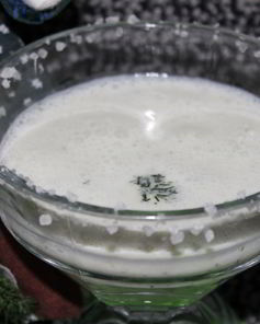 Кефирный напиток с огурцом, укропом и чесноком