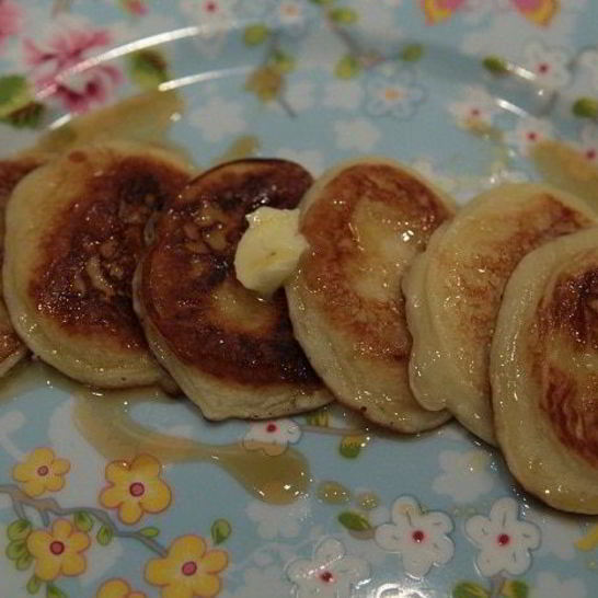 Рецепт кефирных оладушек с кленовым сиропом