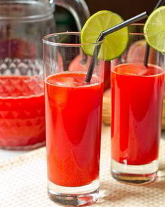 Клубнично-лаймовый освежающий напиток