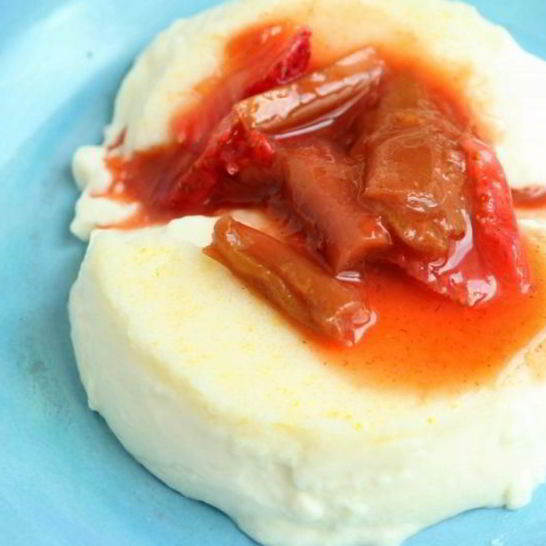 Рецепт панны котта с клубникой и сиропом из ревеня