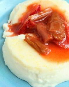 Панна Котта с клубникой и сиропом из ревеня