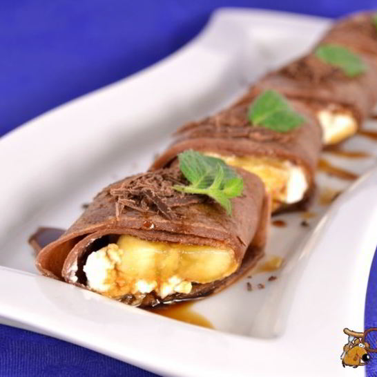 Рецепт шоколадных блинчиков с творогом, бананом и кофейным сиропом