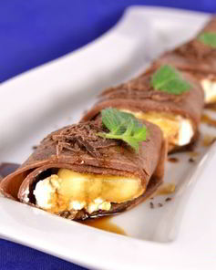 Шоколадные блинчики с творогом, бананом и кофейным сиропом