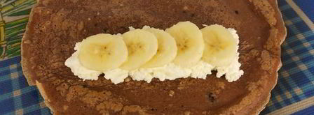 шоколадные блинчики с творогом, бананом и кофейным сиропом. Шаг 4