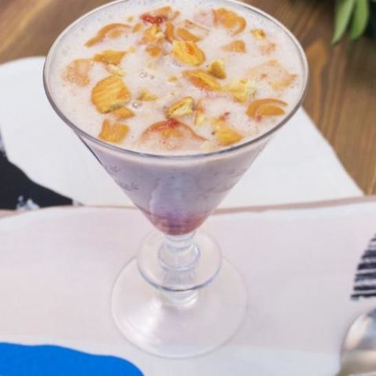 Рецепт бананового смузи с клубничным вареньем и печеньем