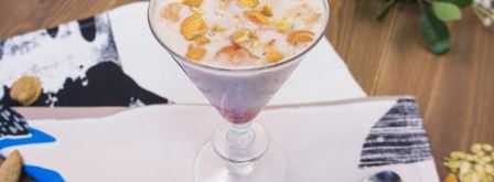 банановый смузи с клубничным вареньем и печеньем. Шаг 2