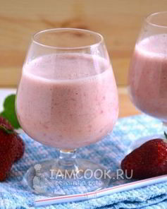 Клубнично-банановый смузи с ряженкой