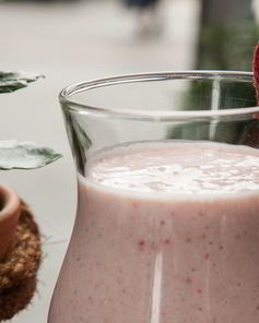 Клубничный смузи с овсянкой