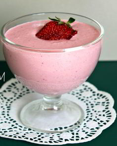 Клубничный смузи с творогом и овсяными хлопьями