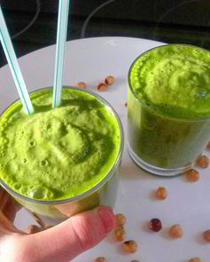 Зеленый смузи на фундучном молоке