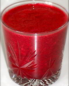 Витаминный напиток из свеклы, красного апельсина и клубники