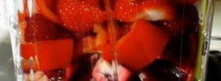 витаминный напиток из свеклы, красного апельсина и клубники. Шаг 3