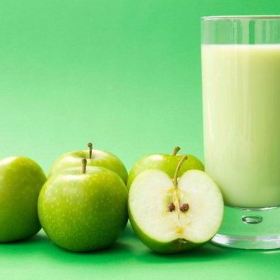 Рецепт яблочного коктейля на кефире с корицей