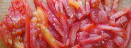 классический восточный салат с колбасой. Шаг 3