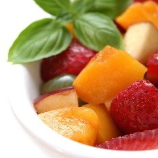 Рецепт клубнично-персикового салат с дыней, шампанским и ягодным соусом