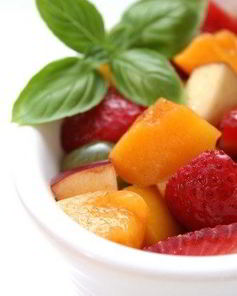 Клубнично-персиковый салат с дыней, шампанским и ягодным соусом