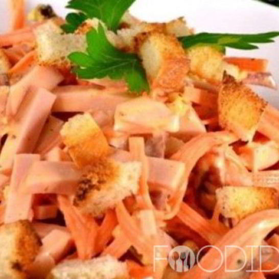 Рецепт морковного салата с сухариками и колбасой