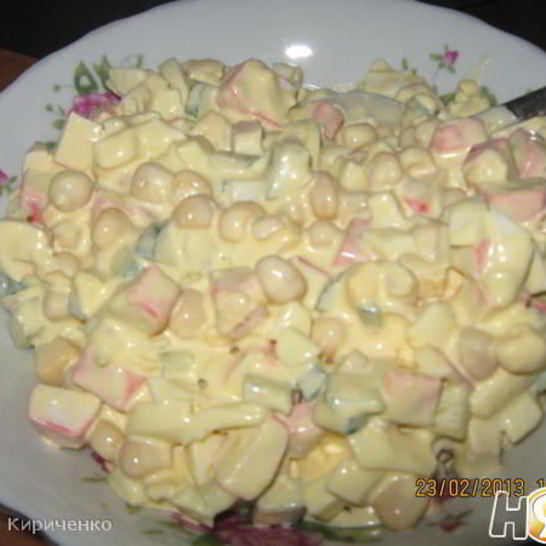 Рецепт обычного салата с крабовыми палочками