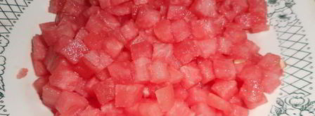 салат из арбуза с фетой и базиликом. Шаг 2