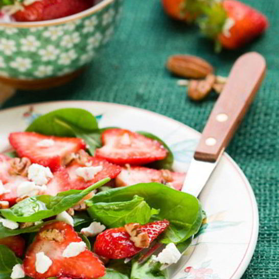 Рецепт салата из клубники с шпинатом