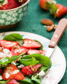 Салат из клубники с шпинатом