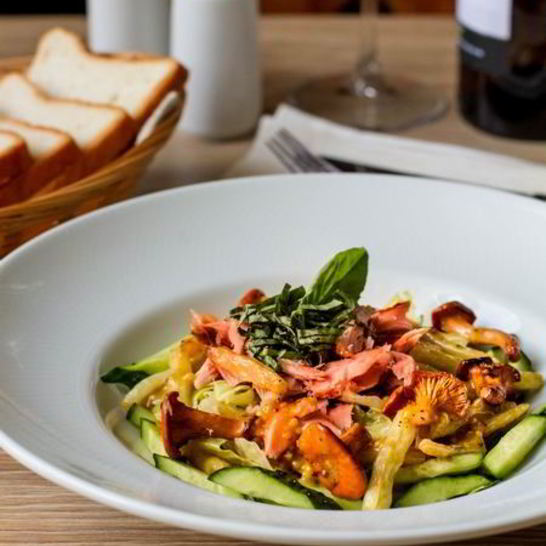 Рецепт салата из копченой горбуши с лисичками и восковой фасолью