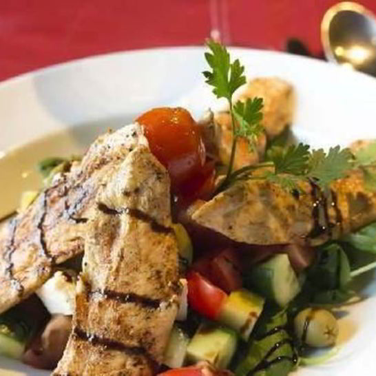 Рецепт салата из копченой грудки индейки с шоколадным соусом