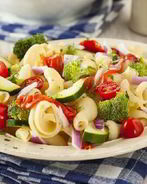 Салат из макарон с овощами