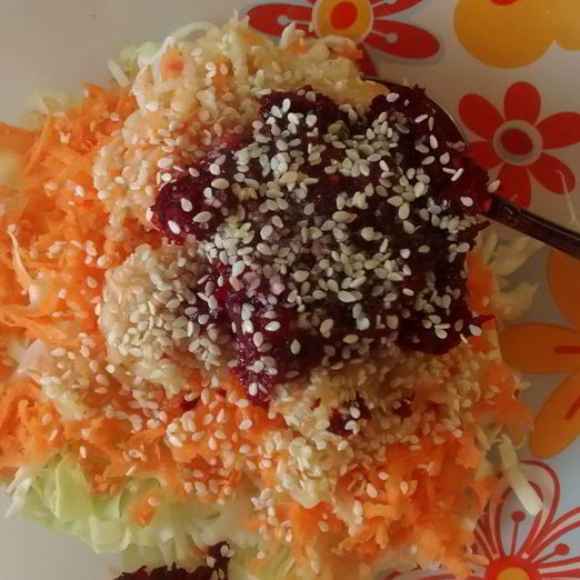 Салат из молодой капусты и свеклы с сельдереем