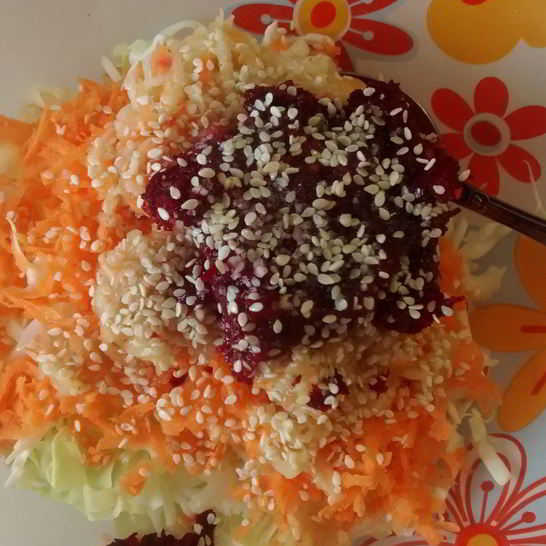 Рецепт салата из молодой капусты и свеклы с сельдереем