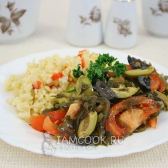 Рецепт салата из морской капусты, помидор, оливок и маслин