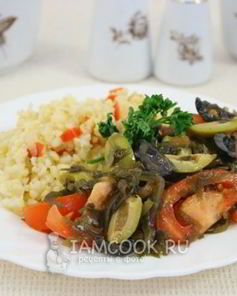 Салат из морской капусты, помидор, оливок и маслин