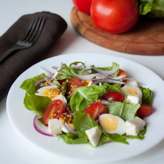 Рецепт салата из моцареллы, томатов и перепелиных яиц