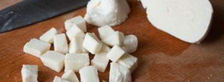 салат из моцареллы, томатов и перепелиных яиц. Шаг 4