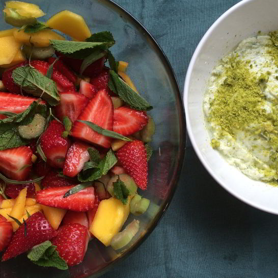 Рецепт салата из ревеня с манго, тархуновым соусом из маскарпоне